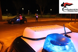 Investe carabiniere che si accosta all'auto per un controllo: arrestato