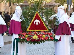 Settimana Santa a Enna, le confraternite verso il Duomo in attesa della processione