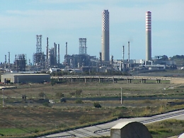 Operai che emigrano al Nord e investimenti al rallentatore: Gela nel limbo post-raffineria