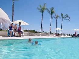 Ramacca: i migranti, i bambini e la piscina della discordia