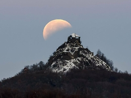 Eclissi, le foto più belle della super Luna in giro per il mondo