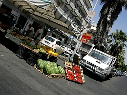Commercio, l'invasione dei venditori ambulanti nei centri storici
