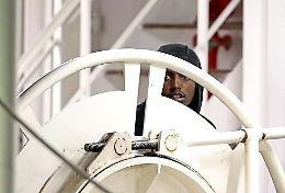 Nave Gregoretti a Catania con i superstiti del naufragio