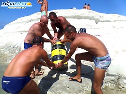 Fusto pieno di olio a Punta Bianca