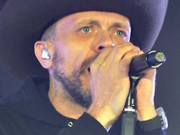 Acireale, al Palasport viaggio attraverso i 25 anni di musica di Max Pezzali