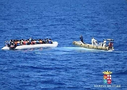 Al largo della Libia 4 barconi e 18 gommoni Soccorsi in mare quasi tremila migranti