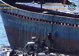 Arrembaggio della GdF a mercantile turco A bordo c’erano 12 tonnellate di hashish