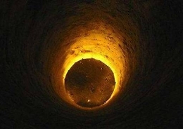 Bronte, bimbo cade in una cisterna piena d’acqua: muratore lo salva