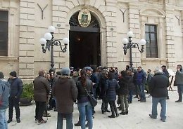 «Buffoni, ladri, dimettetevi» a Siracusa consiglieri nella bufera