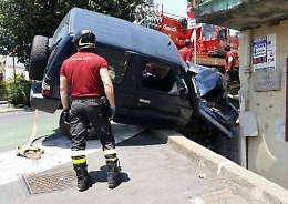 Catania, fuoristrada si schianta contro un palazzo in via Bronte