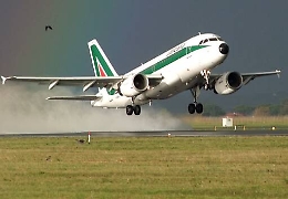 Catania: scritta “Allah è grande” su un aereo controlli negativi, volo Alitalia parte in ritardo