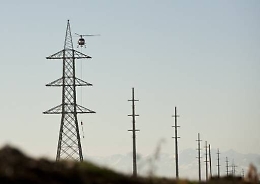 Cittadini &ldquo;sequestrano&rdquo; i piloni dell&rsquo;elettrodotto nel Messinese