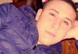 Con lo scooter sulle auto in sosta muore diciottenne, grave un amico