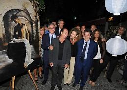 Ed è polemica per la foto di Bianco con il gestore della discoteca