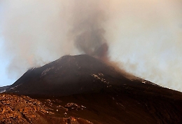 Etna, continua l’emissione di cenere lavica