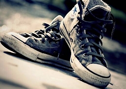 Gela, &laquo;Non hai le Converse? e noi non ti vogliamo come amica&raquo;