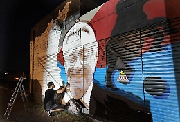 Il murales sfregiato di Candido Cannavò ripulito