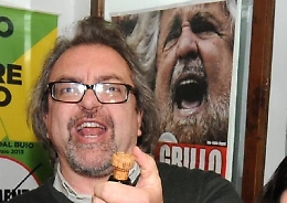 Il senatore catanese del M5S “condanna” Renzi: «Da impiccare»