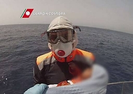 Immigrazione, Guardia costiera soccorre bimba di tre mesi