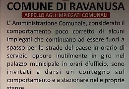 L’avviso affisso dal sindaco in Comune ”Cari impiegati basta stare a spasso”