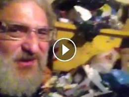 L’ironia di Cappellani tra le strade di Catania invase dai rifiuti durante Ursino Buskers