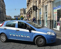 Ladri sfondano vetrina, furto a Palermo