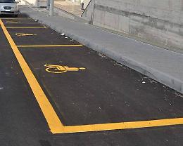 A Cibali, in via Lavaggi, madre invalida costretta a fermarsi in seconda fila per mancanza di parcheggi accessibili