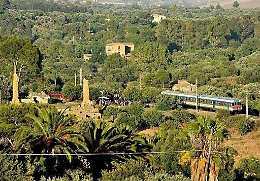 Metti un sabato sul treno storico attraversando la Valle dei Templi