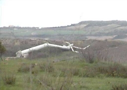 Naro, palo eolico crolla al suolo Tra le cause una frana e il vento