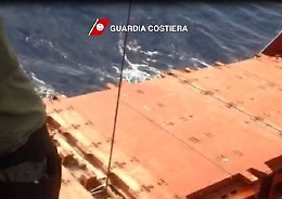 Nave in balia delle onde nel Canale Guardia costiera salva un marittimo