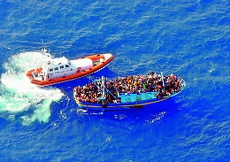 Lampedusa e gli sbarchi mai finiti: in una notte approdati quasi 200 migranti