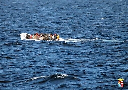 Nuova tragedia nel Canale di Sicilia Soccorso gommone, a bordo 17 cadaveri