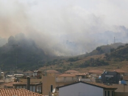Vasto incendio divora la collina di Aci Castello: elicottero in azione