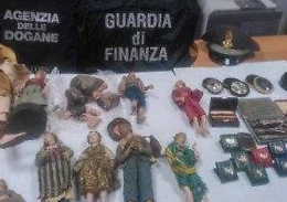 Palermo, fermato in aeroporto con un carico di oggetti preziosi