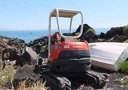 Pozzillo, «solarium» fai da te bloccata discesa a mare abusiva