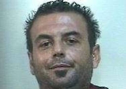 ”Questo è per te, sbirro” E lo aggredisce con una mazza