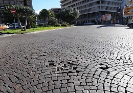 Sampietrini a basole, anche a Catania l’antica pavimentazione genera rischi e costi
