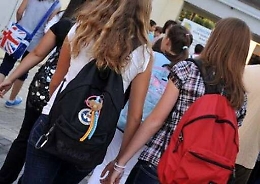 Scicli, palpeggiava e molestava studentesse: arrestato bidello