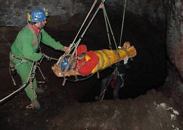 Scivola in un’antica canna fumaria speleologo salvato nell’Agrigentino