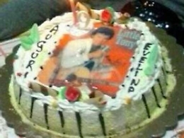 Sulla torta aspetta Little Pony il pasticciere mette Little Tony