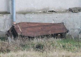 Una bara con resti ossei abbandonata nel Catanese