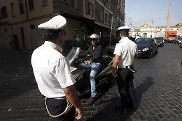 In due sul motorino a sedici anni. Cambia il codice della strada per adeguamenti UE