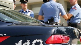 "Dammi un indennizzo per il nostro amore" E manda marito a bruciargli la casa