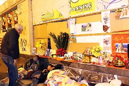 Catania, la Caritas distribuisce sacchi a pelo per i senzatetto