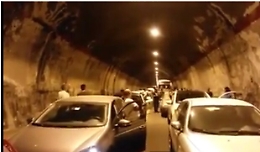 Siculiana, giù calcinacci dalla volta Automobilisti bloccati in galleria