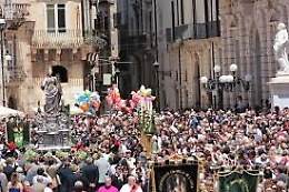 Fedeli ai piedi di Santa Lucia