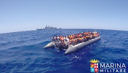 Immigrazione, la Marina salva 561 profughi nel Canale di Sicilia