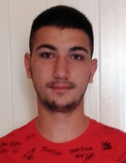 Preleva la droga dai mattoni forati di un muro di cinta  e la vende in strada: Pusher in manette.