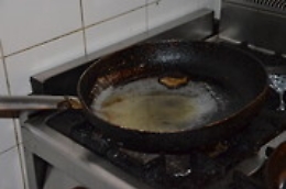 Blatte e cibi mal conservati all'interno del panificio "La Michetta" di Catania