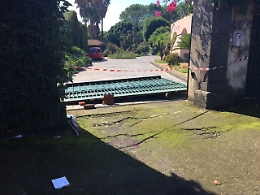 Giarre, grave un operaio schiacciato da un cancello